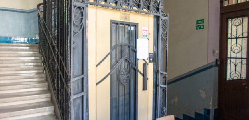 KIVÁLÓ LEHETŐSÉG, FELÚJÍTANDÓ NAGYPOLGÁRI LAKÁS A KÖRÚTHOZ KÖZEL!