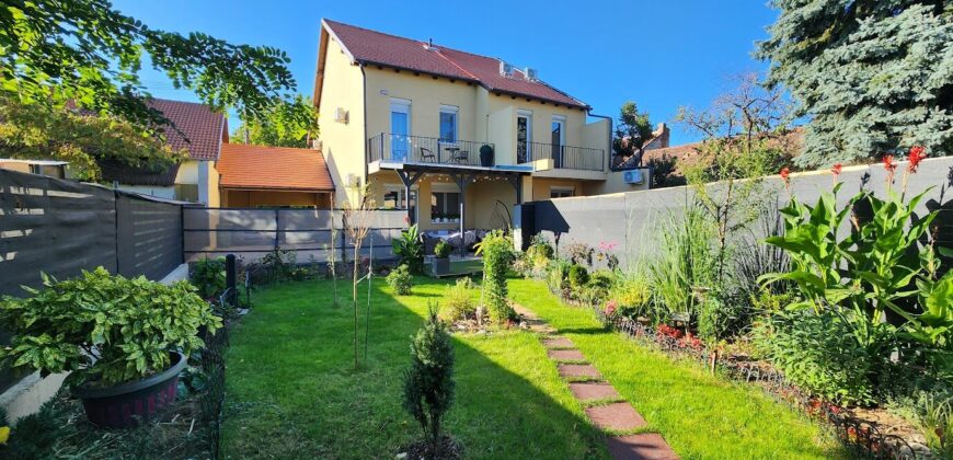 Új építésű, modern ikerház eladó – teljesen leválasztott kerttel és igényes belsővel, udvari beállóval!