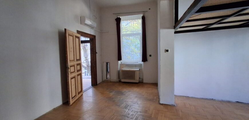 Nagy Fuvaros utcában, a körúttól 8 perc sétára emeleti, csendes lakás!