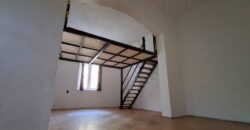 Nagy Fuvaros utcában, a körúttól 8 perc sétára emeleti, csendes lakás!