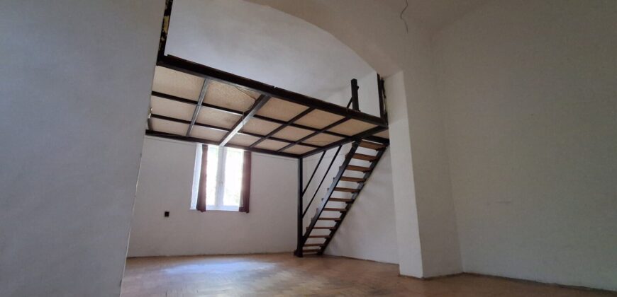 Nagy Fuvaros utcában, a körúttól 8 perc sétára emeleti, csendes lakás!