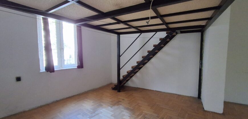 Nagy Fuvaros utcában, a körúttól 8 perc sétára emeleti, csendes lakás!