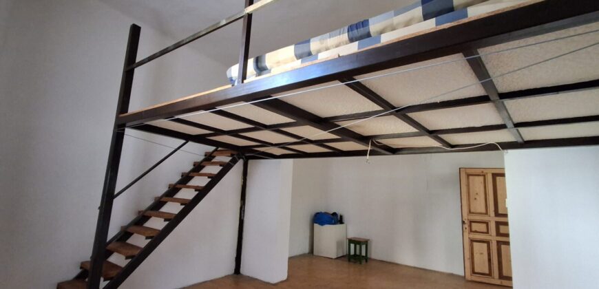 Nagy Fuvaros utcában, a körúttól 8 perc sétára emeleti, csendes lakás!