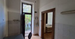 Nagy Fuvaros utcában, a körúttól 8 perc sétára emeleti, csendes lakás!