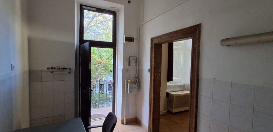 Nagy Fuvaros utcában, a körúttól 8 perc sétára emeleti, csendes lakás!