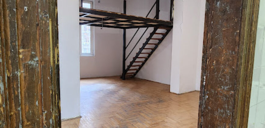 Nagy Fuvaros utcában, a körúttól 8 perc sétára emeleti, csendes lakás!