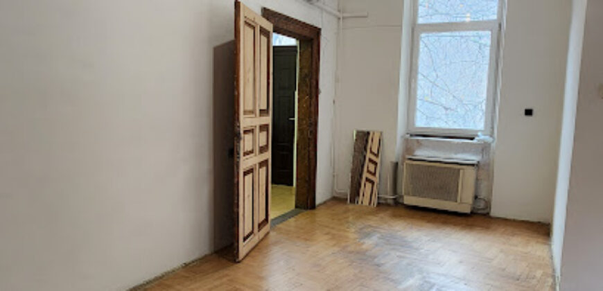 Nagy Fuvaros utcában, a körúttól 8 perc sétára emeleti, csendes lakás!