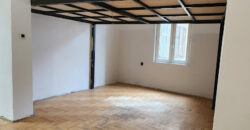 Nagy Fuvaros utcában, a körúttól 8 perc sétára emeleti, csendes lakás!