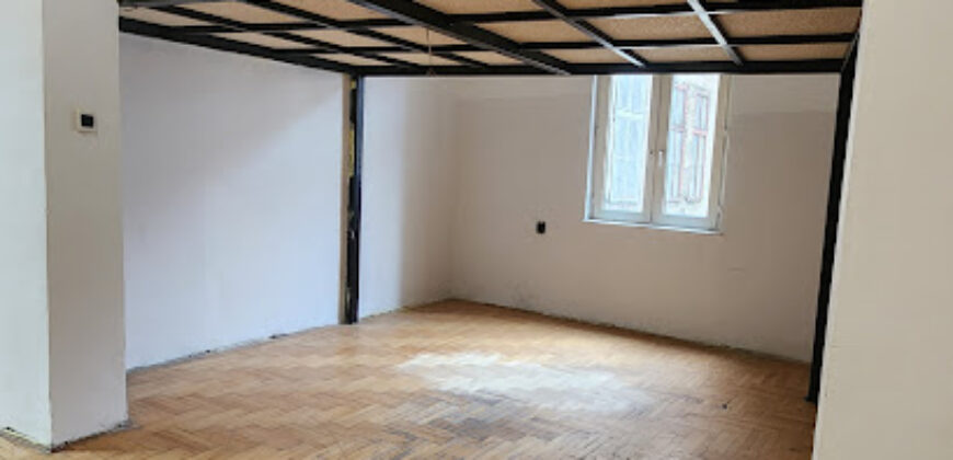 Nagy Fuvaros utcában, a körúttól 8 perc sétára emeleti, csendes lakás!