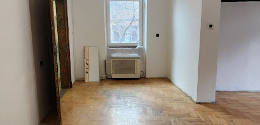 Nagy Fuvaros utcában, a körúttól 8 perc sétára emeleti, csendes lakás!