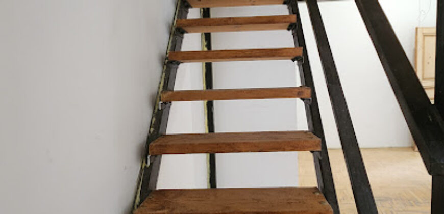 Nagy Fuvaros utcában, a körúttól 8 perc sétára emeleti, csendes lakás!