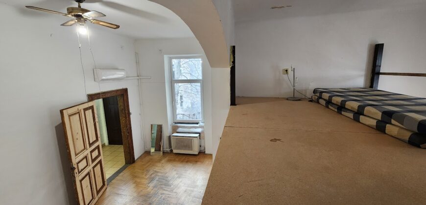 Nagy Fuvaros utcában, a körúttól 8 perc sétára emeleti, csendes lakás!