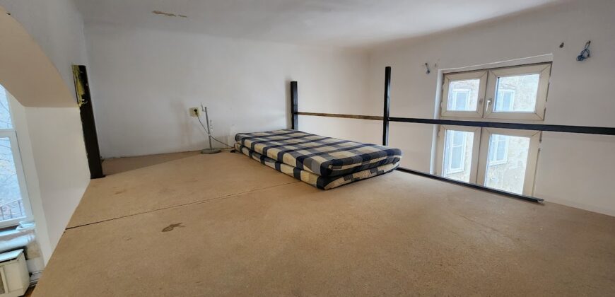 Nagy Fuvaros utcában, a körúttól 8 perc sétára emeleti, csendes lakás!