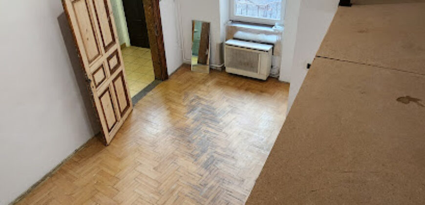 Nagy Fuvaros utcában, a körúttól 8 perc sétára emeleti, csendes lakás!