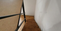 Nagy Fuvaros utcában, a körúttól 8 perc sétára emeleti, csendes lakás!