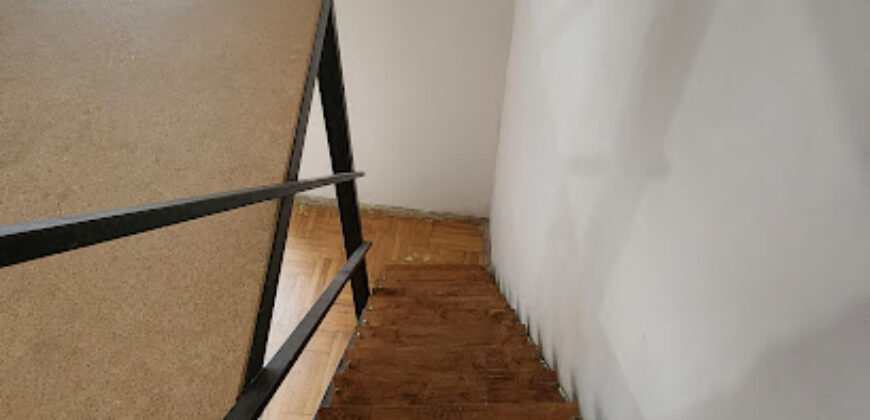 Nagy Fuvaros utcában, a körúttól 8 perc sétára emeleti, csendes lakás!