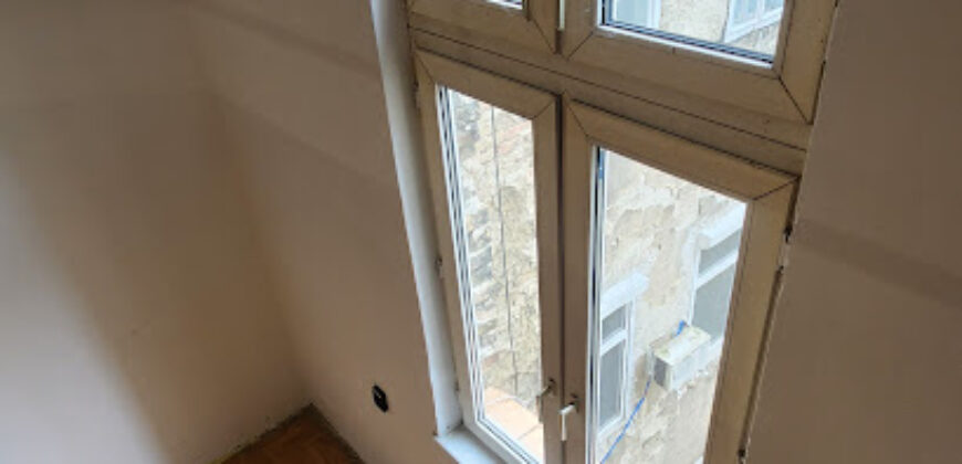 Nagy Fuvaros utcában, a körúttól 8 perc sétára emeleti, csendes lakás!