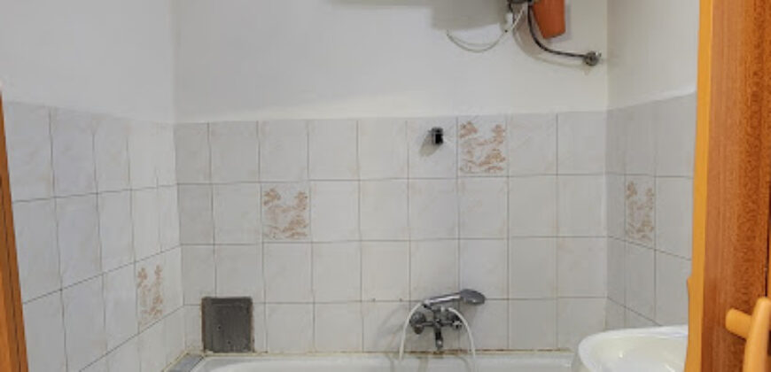 Nagy Fuvaros utcában, a körúttól 8 perc sétára emeleti, csendes lakás!