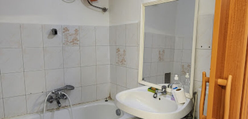 Nagy Fuvaros utcában, a körúttól 8 perc sétára emeleti, csendes lakás!