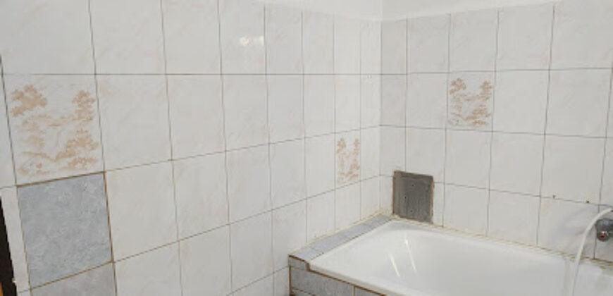 Nagy Fuvaros utcában, a körúttól 8 perc sétára emeleti, csendes lakás!