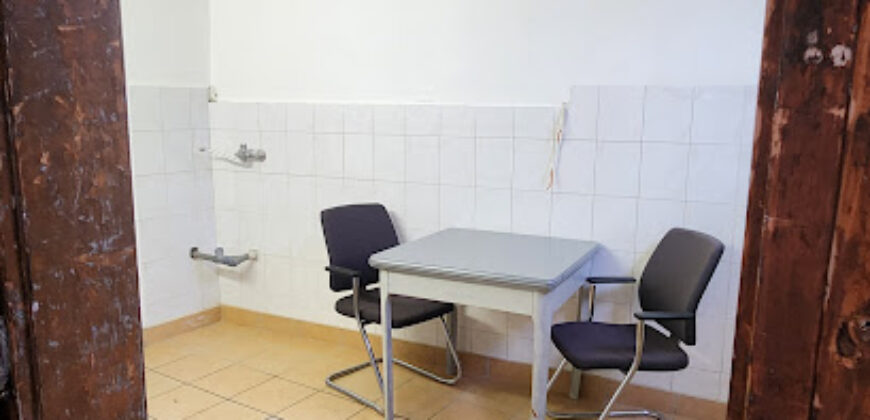 Nagy Fuvaros utcában, a körúttól 8 perc sétára emeleti, csendes lakás!