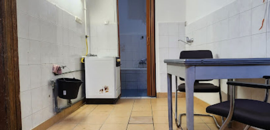 Nagy Fuvaros utcában, a körúttól 8 perc sétára emeleti, csendes lakás!