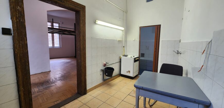 Nagy Fuvaros utcában, a körúttól 8 perc sétára emeleti, csendes lakás!