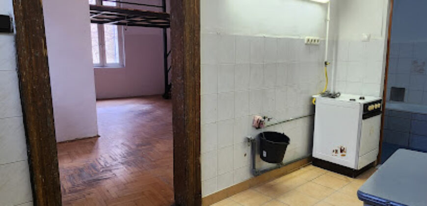 Nagy Fuvaros utcában, a körúttól 8 perc sétára emeleti, csendes lakás!