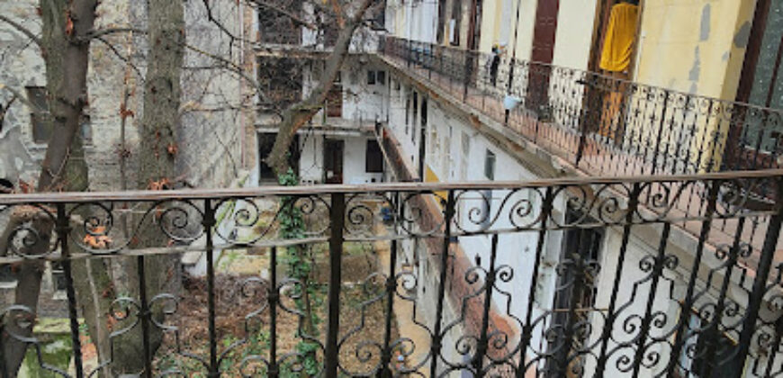 Nagy Fuvaros utcában, a körúttól 8 perc sétára emeleti, csendes lakás!