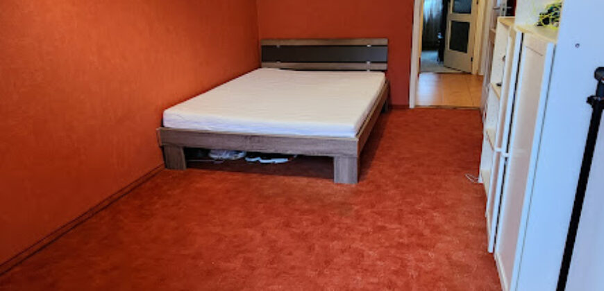 🏡 Tágas, kertes hangulatú otthon Pestszentimre szívében! Eladó a 18. kerületben, a Nemes utca végénél egy 2000-ben épült, tégla építésű, földszinti lakás. Ha fontos a jó elosztás és a zöld környezet, de szeretnéd a saját ízlésedre formálni új otthonodat, ez a te lehetőséged!