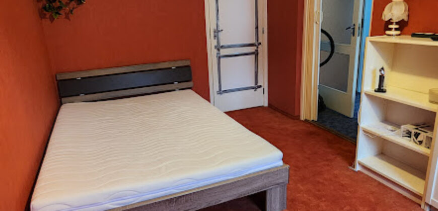 🏡 Tágas, kertes hangulatú otthon Pestszentimre szívében! Eladó a 18. kerületben, a Nemes utca végénél egy 2000-ben épült, tégla építésű, földszinti lakás. Ha fontos a jó elosztás és a zöld környezet, de szeretnéd a saját ízlésedre formálni új otthonodat, ez a te lehetőséged!