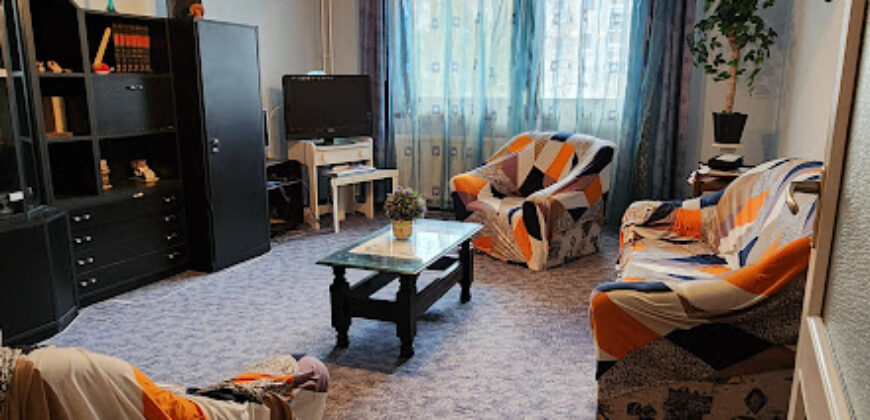 🏡 Tágas, kertes hangulatú otthon Pestszentimre szívében! Eladó a 18. kerületben, a Nemes utca végénél egy 2000-ben épült, tégla építésű, földszinti lakás. Ha fontos a jó elosztás és a zöld környezet, de szeretnéd a saját ízlésedre formálni új otthonodat, ez a te lehetőséged!