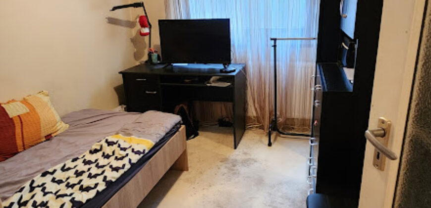 🏡 Tágas, kertes hangulatú otthon Pestszentimre szívében! Eladó a 18. kerületben, a Nemes utca végénél egy 2000-ben épült, tégla építésű, földszinti lakás. Ha fontos a jó elosztás és a zöld környezet, de szeretnéd a saját ízlésedre formálni új otthonodat, ez a te lehetőséged!