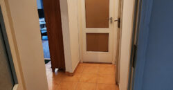 🏡 Tágas, kertes hangulatú otthon Pestszentimre szívében! Eladó a 18. kerületben, a Nemes utca végénél egy 2000-ben épült, tégla építésű, földszinti lakás. Ha fontos a jó elosztás és a zöld környezet, de szeretnéd a saját ízlésedre formálni új otthonodat, ez a te lehetőséged!