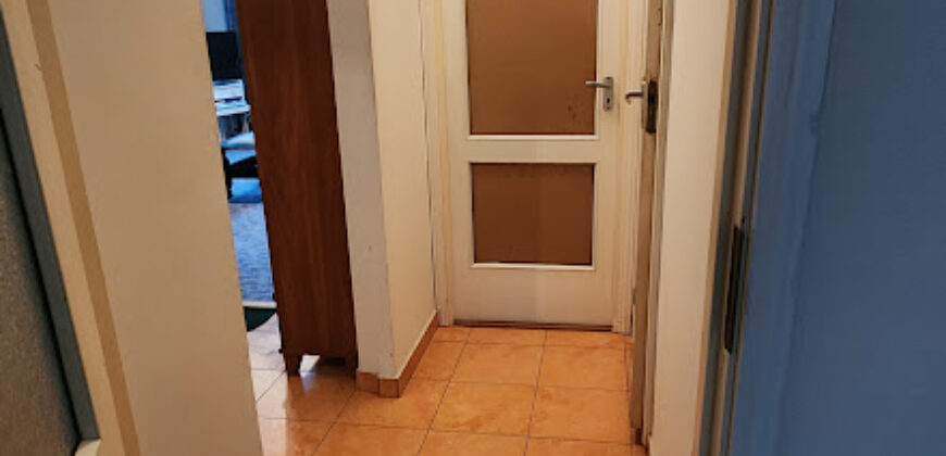 🏡 Tágas, kertes hangulatú otthon Pestszentimre szívében! Eladó a 18. kerületben, a Nemes utca végénél egy 2000-ben épült, tégla építésű, földszinti lakás. Ha fontos a jó elosztás és a zöld környezet, de szeretnéd a saját ízlésedre formálni új otthonodat, ez a te lehetőséged!