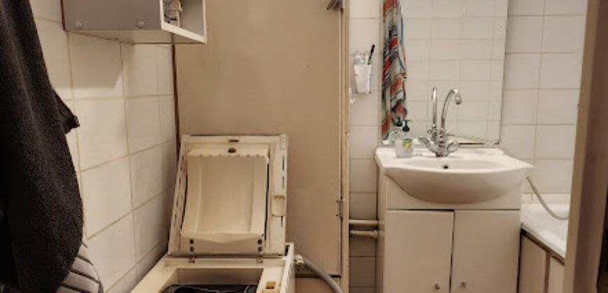 🏡 Tágas, kertes hangulatú otthon Pestszentimre szívében! Eladó a 18. kerületben, a Nemes utca végénél egy 2000-ben épült, tégla építésű, földszinti lakás. Ha fontos a jó elosztás és a zöld környezet, de szeretnéd a saját ízlésedre formálni új otthonodat, ez a te lehetőséged!