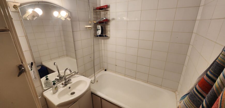 🏡 Tágas, kertes hangulatú otthon Pestszentimre szívében! Eladó a 18. kerületben, a Nemes utca végénél egy 2000-ben épült, tégla építésű, földszinti lakás. Ha fontos a jó elosztás és a zöld környezet, de szeretnéd a saját ízlésedre formálni új otthonodat, ez a te lehetőséged!