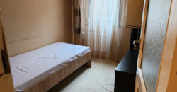 🏡 Tágas, kertes hangulatú otthon Pestszentimre szívében! Eladó a 18. kerületben, a Nemes utca végénél egy 2000-ben épült, tégla építésű, földszinti lakás. Ha fontos a jó elosztás és a zöld környezet, de szeretnéd a saját ízlésedre formálni új otthonodat, ez a te lehetőséged!