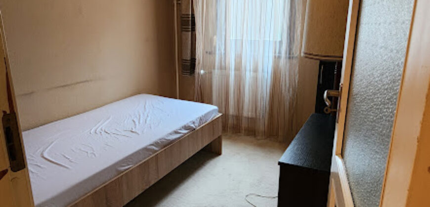 🏡 Tágas, kertes hangulatú otthon Pestszentimre szívében! Eladó a 18. kerületben, a Nemes utca végénél egy 2000-ben épült, tégla építésű, földszinti lakás. Ha fontos a jó elosztás és a zöld környezet, de szeretnéd a saját ízlésedre formálni új otthonodat, ez a te lehetőséged!