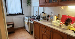 🏡 Tágas, kertes hangulatú otthon Pestszentimre szívében! Eladó a 18. kerületben, a Nemes utca végénél egy 2000-ben épült, tégla építésű, földszinti lakás. Ha fontos a jó elosztás és a zöld környezet, de szeretnéd a saját ízlésedre formálni új otthonodat, ez a te lehetőséged!