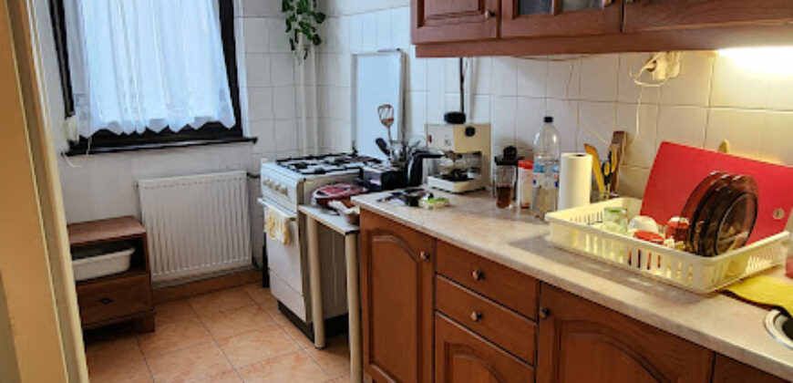 🏡 Tágas, kertes hangulatú otthon Pestszentimre szívében! Eladó a 18. kerületben, a Nemes utca végénél egy 2000-ben épült, tégla építésű, földszinti lakás. Ha fontos a jó elosztás és a zöld környezet, de szeretnéd a saját ízlésedre formálni új otthonodat, ez a te lehetőséged!