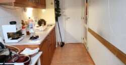 🏡 Tágas, kertes hangulatú otthon Pestszentimre szívében! Eladó a 18. kerületben, a Nemes utca végénél egy 2000-ben épült, tégla építésű, földszinti lakás. Ha fontos a jó elosztás és a zöld környezet, de szeretnéd a saját ízlésedre formálni új otthonodat, ez a te lehetőséged!