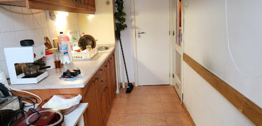 🏡 Tágas, kertes hangulatú otthon Pestszentimre szívében! Eladó a 18. kerületben, a Nemes utca végénél egy 2000-ben épült, tégla építésű, földszinti lakás. Ha fontos a jó elosztás és a zöld környezet, de szeretnéd a saját ízlésedre formálni új otthonodat, ez a te lehetőséged!