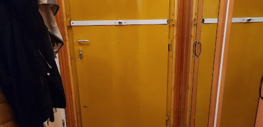 🏡 Tágas, kertes hangulatú otthon Pestszentimre szívében! Eladó a 18. kerületben, a Nemes utca végénél egy 2000-ben épült, tégla építésű, földszinti lakás. Ha fontos a jó elosztás és a zöld környezet, de szeretnéd a saját ízlésedre formálni új otthonodat, ez a te lehetőséged!