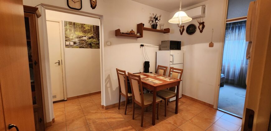 🏡 Tágas, kertes hangulatú otthon Pestszentimre szívében! Eladó a 18. kerületben, a Nemes utca végénél egy 2000-ben épült, tégla építésű, földszinti lakás. Ha fontos a jó elosztás és a zöld környezet, de szeretnéd a saját ízlésedre formálni új otthonodat, ez a te lehetőséged!