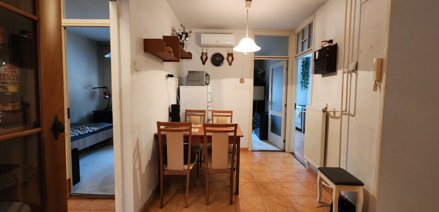 🏡 Tágas, kertes hangulatú otthon Pestszentimre szívében! Eladó a 18. kerületben, a Nemes utca végénél egy 2000-ben épült, tégla építésű, földszinti lakás. Ha fontos a jó elosztás és a zöld környezet, de szeretnéd a saját ízlésedre formálni új otthonodat, ez a te lehetőséged!