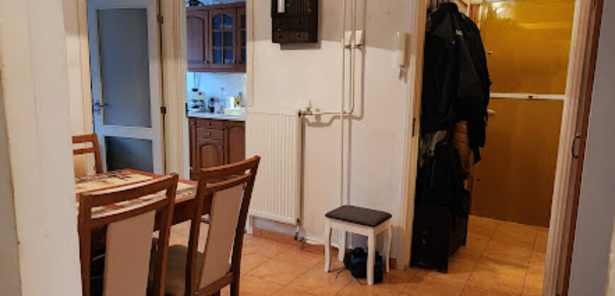 🏡 Tágas, kertes hangulatú otthon Pestszentimre szívében! Eladó a 18. kerületben, a Nemes utca végénél egy 2000-ben épült, tégla építésű, földszinti lakás. Ha fontos a jó elosztás és a zöld környezet, de szeretnéd a saját ízlésedre formálni új otthonodat, ez a te lehetőséged!