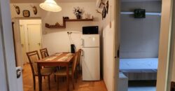 🏡 Tágas, kertes hangulatú otthon Pestszentimre szívében! Eladó a 18. kerületben, a Nemes utca végénél egy 2000-ben épült, tégla építésű, földszinti lakás. Ha fontos a jó elosztás és a zöld környezet, de szeretnéd a saját ízlésedre formálni új otthonodat, ez a te lehetőséged!