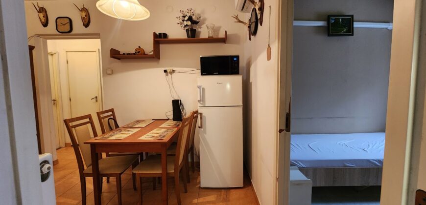 🏡 Tágas, kertes hangulatú otthon Pestszentimre szívében! Eladó a 18. kerületben, a Nemes utca végénél egy 2000-ben épült, tégla építésű, földszinti lakás. Ha fontos a jó elosztás és a zöld környezet, de szeretnéd a saját ízlésedre formálni új otthonodat, ez a te lehetőséged!