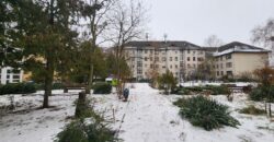 🏡 Tágas, kertes hangulatú otthon Pestszentimre szívében! Eladó a 18. kerületben, a Nemes utca végénél egy 2000-ben épült, tégla építésű, földszinti lakás. Ha fontos a jó elosztás és a zöld környezet, de szeretnéd a saját ízlésedre formálni új otthonodat, ez a te lehetőséged!